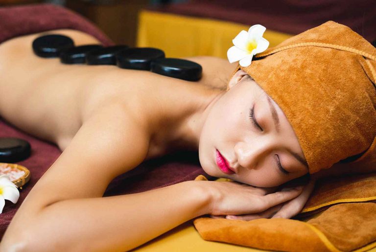 liệu pháp massage đá nóng